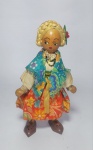 Antiga e Linda boneca feita de Madeira com roupas de tecido.  Detalhes pintados à mão.   - Medida:  19 x 9,5 x 1,5 cm.