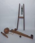 Lote de 3 antigos brinquedos de madeira  -  Bilboquê , Ping Pong e  Boneco mané trapezista   - Medida: 39 cm  -  OBS: Necessita de revisão nas cordinhas do trapezista.