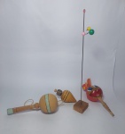 Lote de 4 antigos brinquedos de madeira  -  Bilboquê , Maraca , Pião e Pica-Pau    - Medida: 36cm.