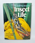 Lindo e conservado Livro - The World You Never See - Insect Life - O mundo que você nunca Vê - Vida de inseto - Capa dura com sobrecapa - Ano: 1976 - Idioma: Inglês - 128 páginas com riqueza de ilustrações e textos. By Award-Winning Oxford Scientific Films. Editora: Hamlyn. Medida: 30 cmx 22,5 cm x 2 cm.