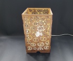 Bonita luminária de mesa em MDF, podendo se adaptar para teto, com vazados em formato de flores em sua volta, com cabo de 130 cm com interruptor e lâmpada de led de 1 W - Dimensão: 25 X 15 X 15 cm.