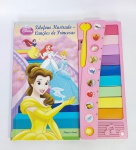 Lindo Livro Princesas Disney  -   Xilofone Ilustrado  -  Canções de princesas da editora dcl.Cante e Toque as canções de sua princesa favorita! 10 Músicas  -  Funcionamento à 3 baterias. OBS: Conservado, porém  Não foi testado pois está sem as baterias. Conforme Fotos  -Medidas 32 x 30 x 2 cm.