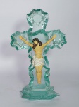 Belíssimo Crucifixo de mesa  -  Estrutura da Cruz  em Espessa placa de Vidro Translúcido esverdeado  -  Escultura de Jesus em Resina  -  OBS: Possui pequena perda nos dedos dos pés. Conforme fotos  -   Medida:  27 x 18 x 11 cm.