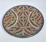 Lindo Prato Decorativo em Cerâmica com detalhes em alto relevo  -  Medida: 29 diâmetro x 4  cm.