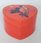 Lindo  Porta Joias musical à corda em formato de coração, representando  -  Michael Jackson  - Funcionando  -  Estrutura em metal e  grosso papelão  -   OBS:  faltando a baillarina  -  Medida: 15 x 14 x 9 cm.