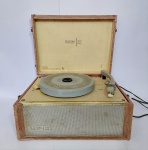 Antiga e Rara Vitrola   -   Macy's Supremacy Solid State  -  Modelo 8000  -  Caixa de madeira e alça em baquelite  -  OBS: Rotações funcionando, Porém possui um fio solto na parte da agulha.  Medida fechada sem alça: 35 x 26 x 16 cm.