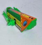 Antigo e lindo brinquedo movido a corda, representando um Gafanhoto de lata litografada e plástico  -   Hong Kong   -  Mecanismo funcionando  -  11 x  5 x 5 cm.  OBS:  Faltando as patas e a antena.