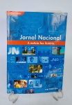 Conservado Livro -  O Jornal Nacional  -  A Notícia faz história  -  Jorge Zahar   -  407  Páginas  - Ano 2004  -  Medida:  24 x 17 x 2,5 cm .
