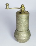 Conservado e Sem Uso Moedor de Pimenta estilo turco  - Material metalizado  -  Acar  -  Ano 2008  -  Medida: 11 x 11 x 7 cm.
