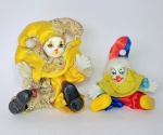 Lindo e Decorativo Lote com 2 bonecos representando  palhaços em  - Porcelana  -  Roupa em tecido -  Medida do maior:  14 x 11 x 8 cm.