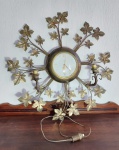 Antigo e Lindo Relógio Elétrico de Parede com Luminária - UNITED - MODEL 920 - 115 Volt - Anos 60 - Estrutura em Metal adornado com Folhas, Proteção do Mostrador em Vidro Bombê. Medida: 60 cm x 60 cm x 15 cm. OBS: Necessita de revisão.