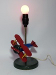 Lindo Abajur Infantil representando Avião. Funcionando. Haste em metal, base e avião em madeira com bocal em baquelite. Medida: 30 cm de altura x 17 cm x 15 cm de diâmetro. Conforme fotos. OBS: Não acompanha à Lâmpada.