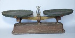 Antiga e Grande Balança. Capacidade 40 K. Estrutura em Ferro fundido com Pratos em Latão. Medida da balança: 77 cm x 33 cm x 31 cm. Medida dos Pratos: 34 cm de diâmetro. Peso: 15 k.