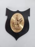 Antiga Panopla de parede ou mesa Representando - Real Polícia Montada do Canadá -  Base em madeira, adorno em metal. Conforme foto  -  Medida:  27 x 22,5 x 2,5 cm.