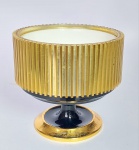 Lindo Porta Joia Musical à Corda. Funcionando. Estrutura em Metal Dourado. Possui dispositivo  trava corda. Medida: 10 cm de diâmetro x 9,5 cm de altura. OBS: não possui à tampa. Conforme fotos.