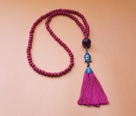 Cordão 'JAPAMALA' em madeira na cor bordô com Buda em metal - Comprimento: 51 cm