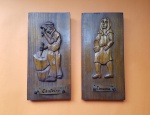 Belíssimo conjunto espanhol, com 2 talhas em madeira, com figura de 'CANTEIRO' , trata-se de um pedreiro ou artífice que trabalha pedra de cantaria e 'LIMOSNA', trata-se de uma pedinte de esmola - Dimensão de cada : 29 X 14 X 2 cm