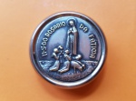 Antiga caixa para terço em metal prateado, ornado por imagem de Nossa Senhora de Fátima e crianças em relevo - Dimensão: 4,5 X 1,5 cm