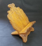 Bonito suporte para Bíblia em madeira com entalhes decorativos tendo uma cruz ao centro - Dimensão: 33 X 28 X 31 cm