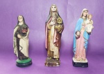 Lote de imagens sacras, em estuque, sendo: Santa Edwiges 16,5 X 5 cm, Santa Clara 20,5 X 6,5 cm e Nsa. do Bom Conselho 19,5 X 6,5 cm - Em bonita policromia, vendidas conforme fotos!