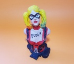 Busto da ARLEQUINA, em  resina, pintada à mão - Dimensão: 15,5 X 8,5 cm