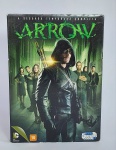 DVD - Conservado e Original - 2ª Temporada Completa - ARROW  - 2013/2014 - 5 Discos - Medida: 19 cm x 14 cm x 3 cm. Conforme fotos.