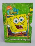 DVD - Conservado e Original - 1ª Temporada Completa - BOB ESPONJA  - 2005 - 3 Discos - Medida: 19 cm x 14 cm x 3 cm. Conforme fotos.