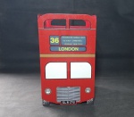 Bonita lixeira em metal estampado, com figura de ônibus inglês - Altura: 32 cm - Lados: 19 X 19 cm