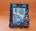 Moldura com tema infantil, menina com boneca no colo, ursinho, brinquedos, livros e balões - Dimensão:  23 X 18 cm
