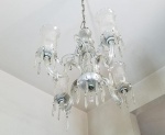 Bonito lustre clássico de 4 braços, braços lisos, apresenta algumas perdas pelo tempo, retirada e desmonte, pelo arrematante - Altura: 50 cm, sem contar a corrente