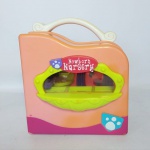 Brinquedo de Casinha em formato de Maleta   -  NURSERY  HOME LITTLEST PET SHOP  -  MEG 2007  -  OBS: Possui Perda em um dos fechos da maleta. Conforme fotos  - Medida da maleta fechada:  16 x 15,5 x 7,5 cm