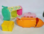 Lindo Lote de 4 brinquedos da  -  POLLY  -   Discoteca da POLLY  Funcionando -   Avião  Retrátil  -  Maleta Retrátil  -  Casinha Retrátil  -  OBS:  Faltando peças no Avião e na discoteca. Conforme Fotos  -   Medida do maior:  25 x 19 x 10 cm.