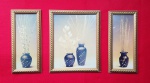 Bonito conjunto de 3 quadrinhos com imagens de vaso com plantas, em moldura dourada protegida com vidro - Maior: 27,5 X 22,5 cm - Menores: 27,5 X 13 cm
