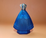 Garrafa ou frasco de vidro azul que representa Nossa Senhora da Conceição Aparecida, década de 70/80 em espeço vidro em ótimo estado - Dimensão: 13 X 10 cm