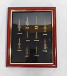 Lindo e Decorativo Quadro Representando 10 Miniaturas de - MÍSSEIS MILITARES - EXOCET, PHOENIX, MK- 83 GP, MK - 84 GP, HARPOON, MAVERiCK, ROCKEYE, KORMORAN, WALLEYE, NUCLEAR BOMB.  Moldura de madeira com proteção em vidro. Medida: 29 x 24 x 3 cm.