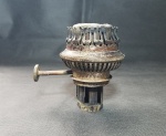 Antigo queimador de lamparina a óleo, em metal, trabalhado, funcionando - Diâmetro: 8,5 cm - Altura: 9 cm / Aberto: 11,5 cm