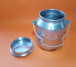 Antiga e decorativa, leiteira de fazenda em alumínio, década de 60, apresenta marcas do tempo - Dimensão: 21 X 15 cm, sem contar a alça!