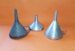 Conjunto de 3 antigos funis para diversas utilidades, em alumínio e metal galvanizado, apresentam marcas do tempo - Maior: 20 X 15,5 cm, sem contar a alça!