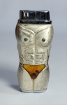 Isqueiro em Metal Prateado no Formato de Corpo Masculino. Medida: 8 cm x 3,5 cm x 2 cm. Está Centelhando, porém necessita de Fluido. Conforme fotos.