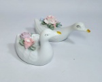 Antigo e Belíssimo Bibelô Casal de Cisnes em Porcelana/Biscuit adornados com Florais. Medida maior: 14 cm x 7cm x 5 cm. Conforme fotos.