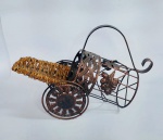 Lindo e conservado Suporte para Vinho em metal Cobreado e Vime. Medida: 33 cm x 11 cm de diâmetro x 22 cm de altura. Conforme fotos.