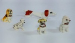 Lindo e decorativo lote de 5 miniaturas de Cães de Raça. Sendo: 4 em borracha rígida, medindo: 4 cm de altura e o da Raça Dachshund ( Salsicha ) em porcelana, medindo: 10,5 cm x 3,5 cm x 2,5 cm. Conforme fotos.
