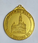 Medalha da Comenda Maior outorgada pela Paróquia Nossa Senhora do Ó em Metal Dourado - ORDEM DO MÉRITO - NOSSA SENHORA DO Ó - Comemorativa ao Bicentenário - 1796/1996 - " ATHE o FIM do MUNDO " - Paróquia Nossa Senhora do Ó - Medida: 50 mm de diâmetro x 3 mm de espessura.