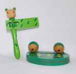 Lote de 2 lindos Instrumentos Musicais Infantis de Madeira Representando SAPO. Sendo: Matraca com som estridente alto, souvenir de Portugal e uma Grande Castanhola. Medida da Castanhola: 15 cm x 11 cm x 5,5 cm. Conforme fotos.