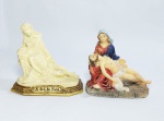 Lote de 2 Lindas Imagens em Resina representando Nossa Senhora de Pietá. Medida maior: 9,5 cm x 9 cm de altura x 5,5 cm.