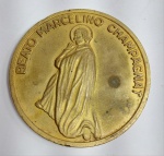 Espessa Medalha em metal Comemorativa - Campeonato Nacional Dente de Leite - 1979 - A.P.M - Associação para a Promoção Marista - Beato Marcelino Champagnat - Detalhes em alto relevo - Medida: 61 mm de diâmetro x 6 mm de espessura. O Beato Marcelino Champagnat, também conhecido como Marcelino José Bento Champagnat, foi um religioso católico francês e fundador dos Irmãos Maristas, uma congregação religiosa dedicada à educação e inspirada na devoção a Maria.