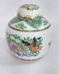 Lindo e Conservado Potiche em Porcelana Chinesa adornado com pintura feita à Mão. Medida: 13 cm de altura x 11 cm de diâmetro de bojo. Conforme fotos.