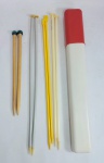 Conservado Estojo Porta Agulhas de Tricô com 4 pares de agulhas. TELANIPO - Medida do estojo: 41 cm x 5,5 cm x 3 cm. Conforme fotos.