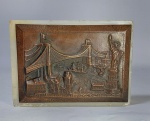 Antigo e Raro Souvenir Presenteado aos Delegados Visitantes no encontro de Comerciantes e Fabricantes de Nova York, do México e Países da América Central e do Sul. Realizado em Nova York,10 de Junho de 1897. Base em Mármore com espessa Placa em Bronze maciço Fundido Representando em Alto Relevo Pontos Turísticos da Cidade de NY. Medida: 14 cm x 10 cm x 3,5 cm. Peso: 1.150 gramas. Conforme fotos.