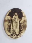 Antigo Adorno Religioso em Metal com Imagem representando - NOSSA SENHORA DE FATIMA  - Medida: 13 x 9,5 cm. Conforme fotos. OBS: Falta o suporte de mesa ou parede.